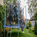 Lekker springen op een trampoline in de tuin?